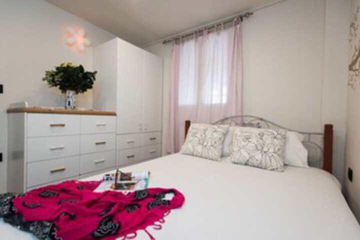 Room 7 of 27