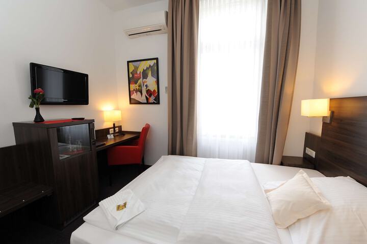 Room 9 of 34