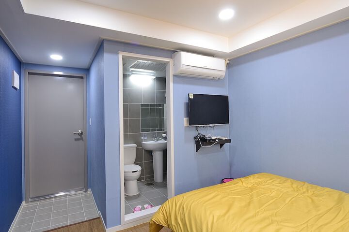 Room 3 of 48