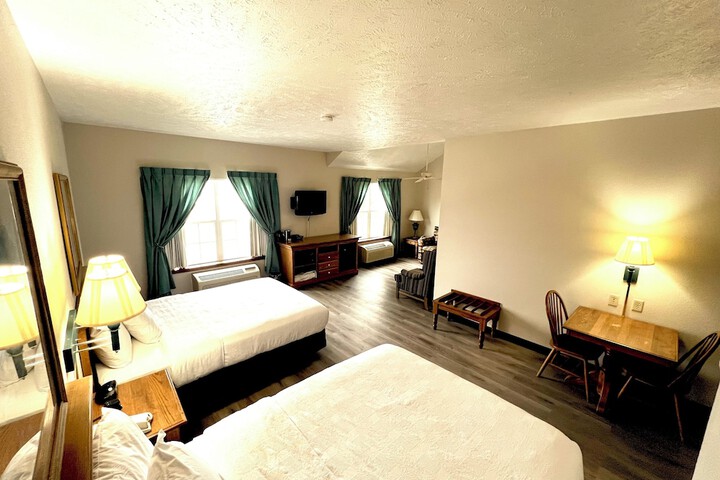 2 Queen Beds (7 of 11)