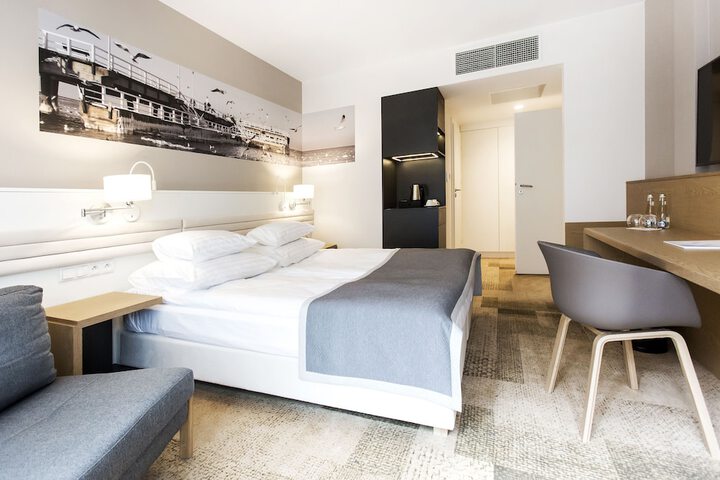 Room 15 of 76