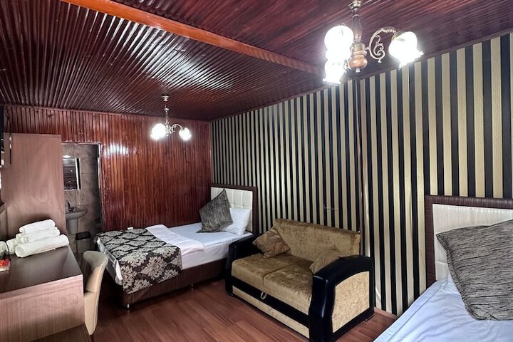 Room 8 of 10