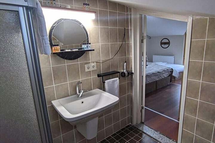 Room 32 of 48
