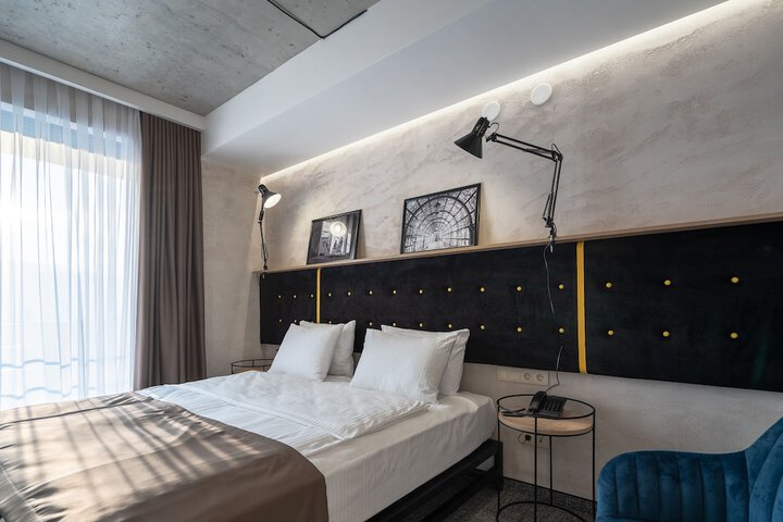 Room 10 of 32