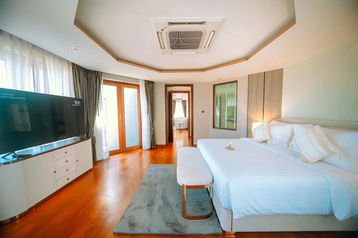Room 25 of 76
