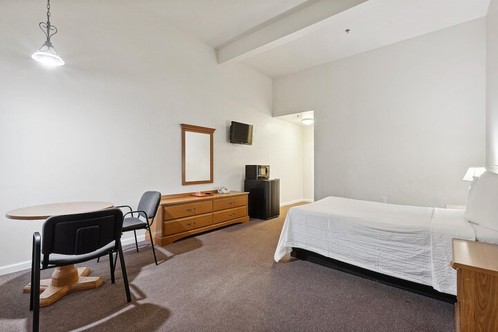 1 Queen Bed (3 of 9)