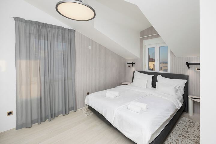 Room 6 of 169