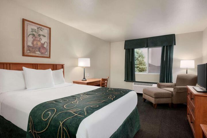 1 Queen Bed (6 of 11)