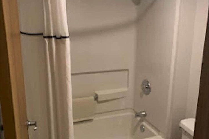 Room 6 of 12