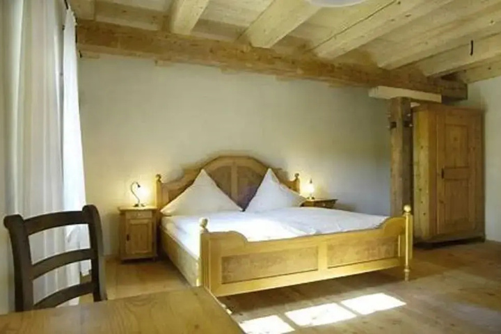 Room 2 of 10