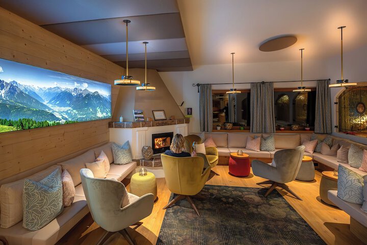 Lounge 81 of 102