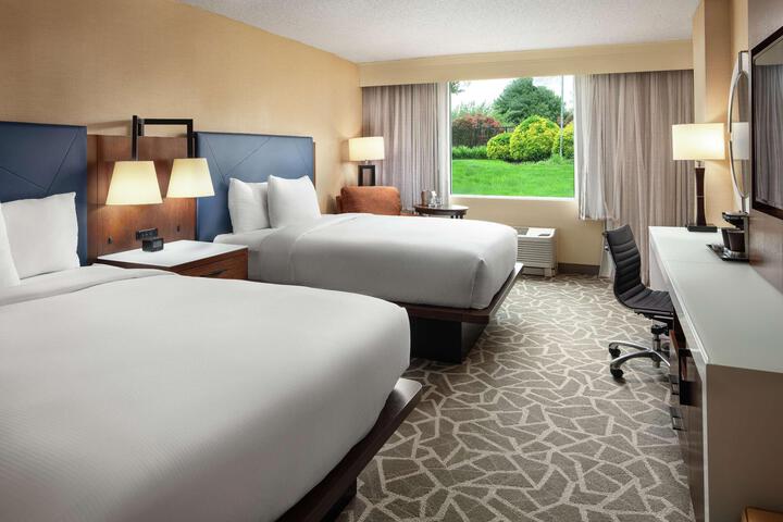 2 Queen Bed with Refrigerator Room (7 of 10)