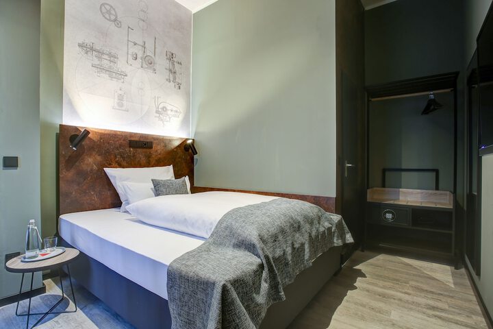 Room 21 of 32