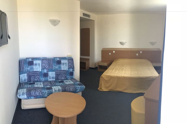 Room 8 of 85