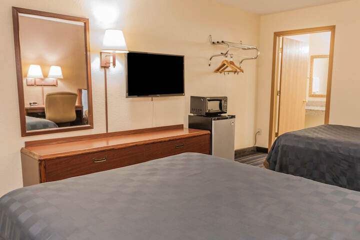 1 Queen Bed (7 of 22)