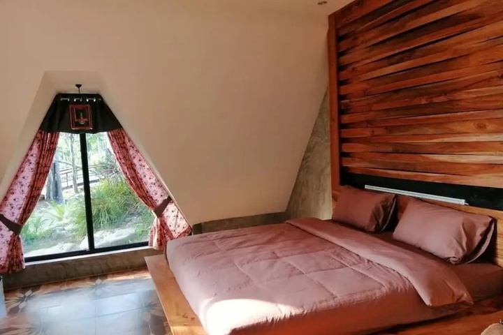 Room 2 of 10