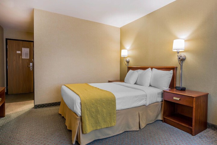 1 King Bed (3 of 12)
