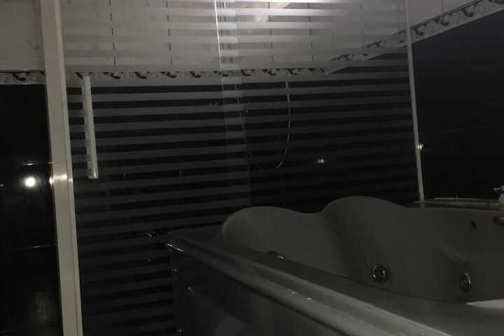 Hot Tub 8 of 10