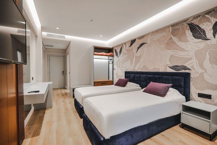 Room 26 of 76