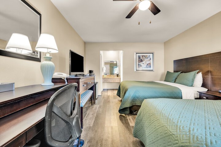 1 Queen Bed (3 of 18)