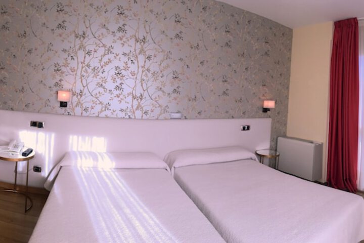 Room 14 of 90