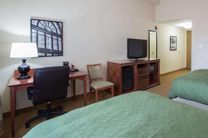 2 Queen Beds (2 of 13)