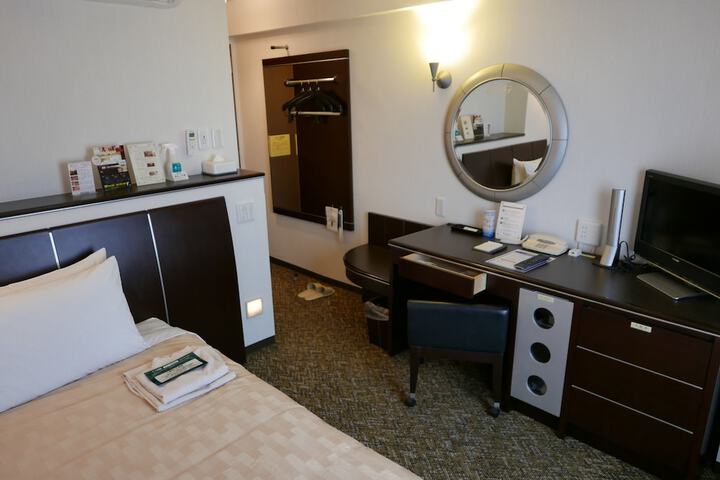 Room 6 of 103
