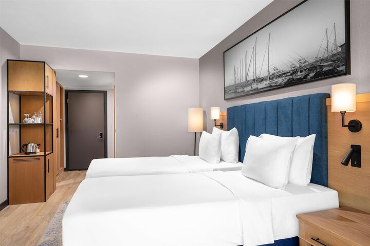 Room 30 of 243