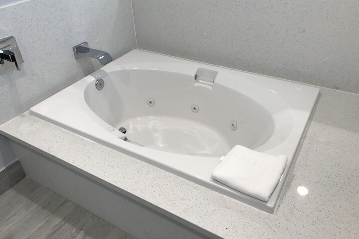 Jetted tub