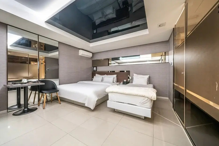 Room 5 of 9