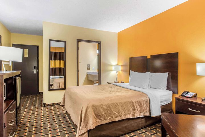 1 Queen Bed (8 of 16)