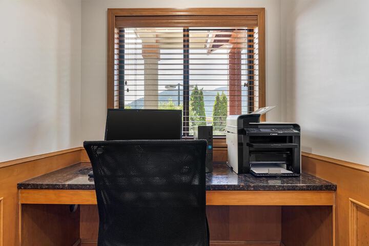 Business Center 28 of 37