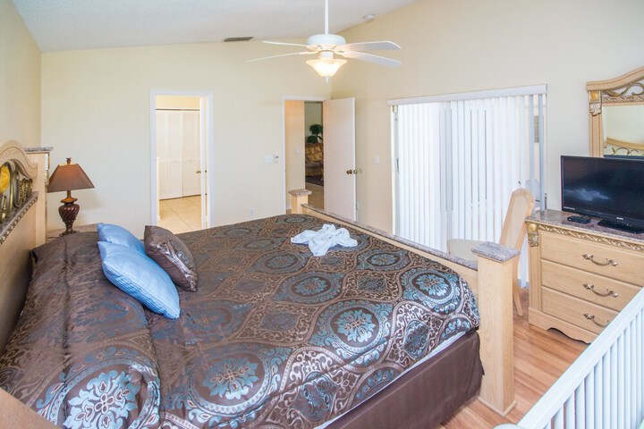 Room 4 of 17