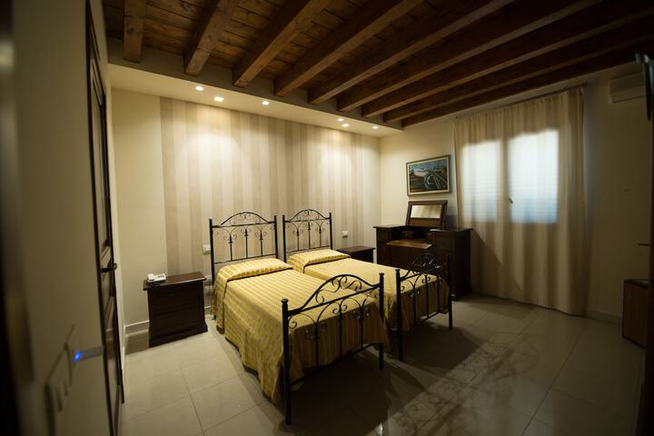 Room 11 of 33