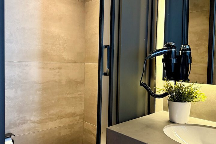 Room 70 of 104
