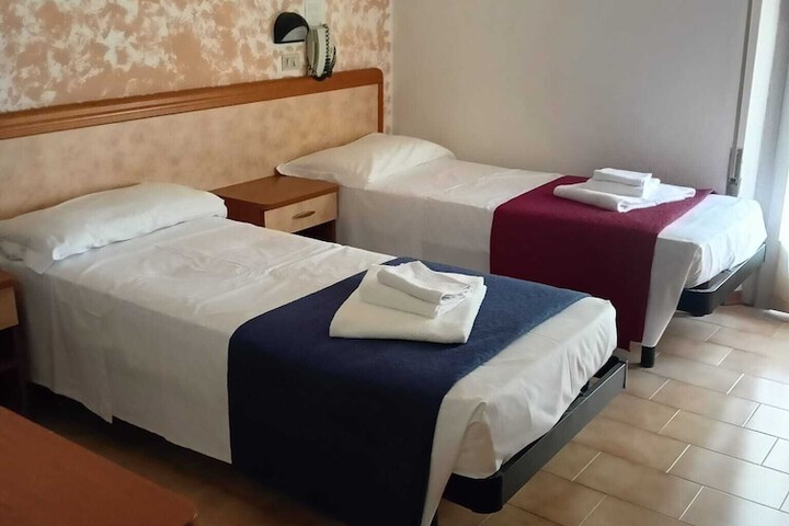 Room 10 of 24
