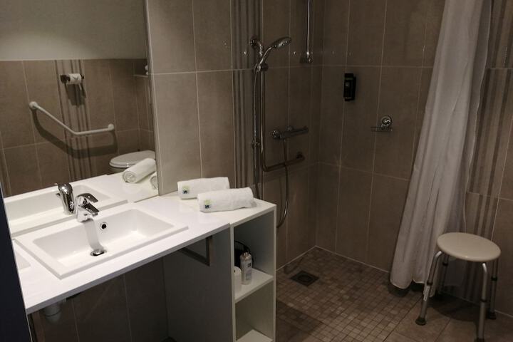 Room 24 of 33