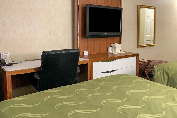 1 Queen Bed (8 of 12)