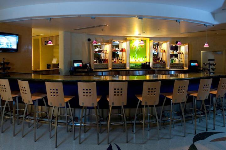 Lounge 20 of 25