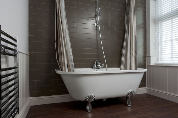 Deep soaking bathtub