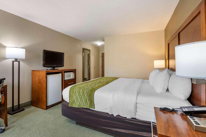 1 King Bed (3 of 18)