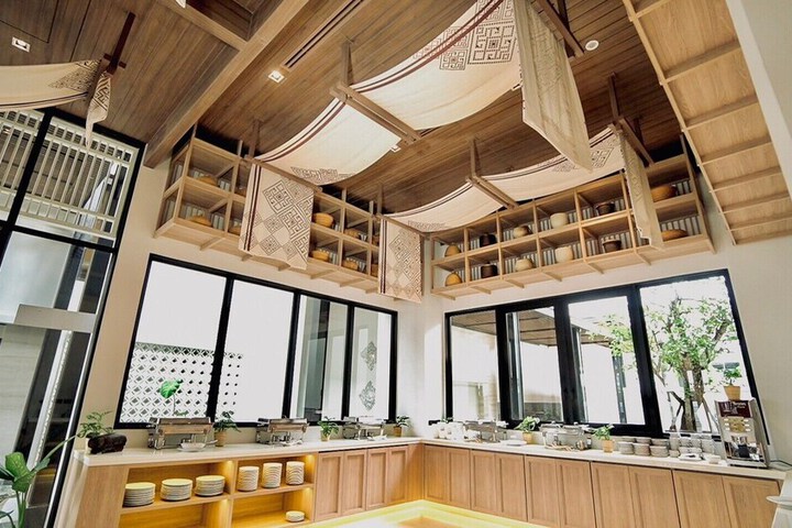 Dining 10 of 13