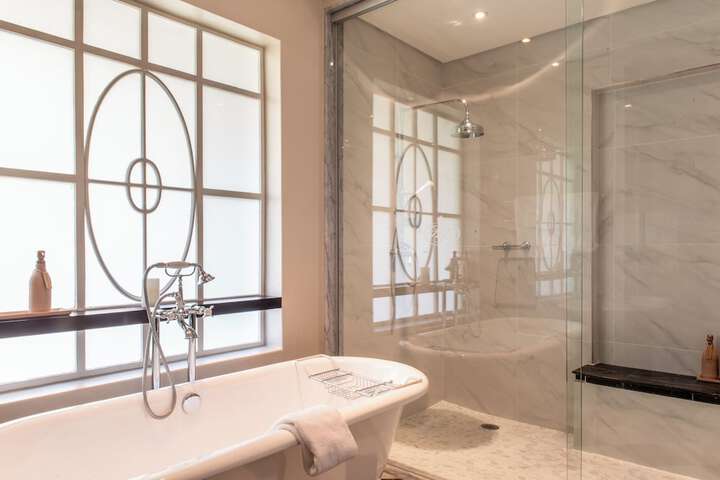 Deep soaking bathtub