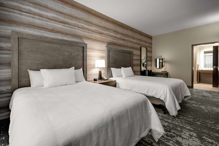 1 King 2 Room Suite Mobility Accessible with Tub (2 of 17)