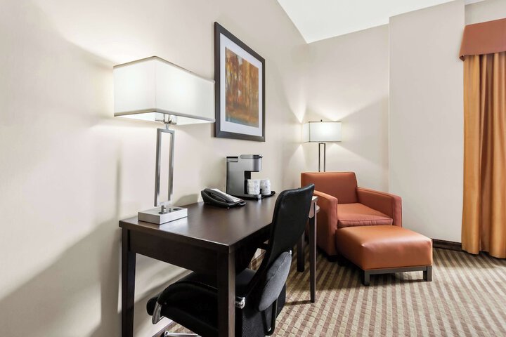 2 Queen Beds Chair Work Desk WiFi, Microwave and Refrigerator Full Breakfast (5 of 14)
