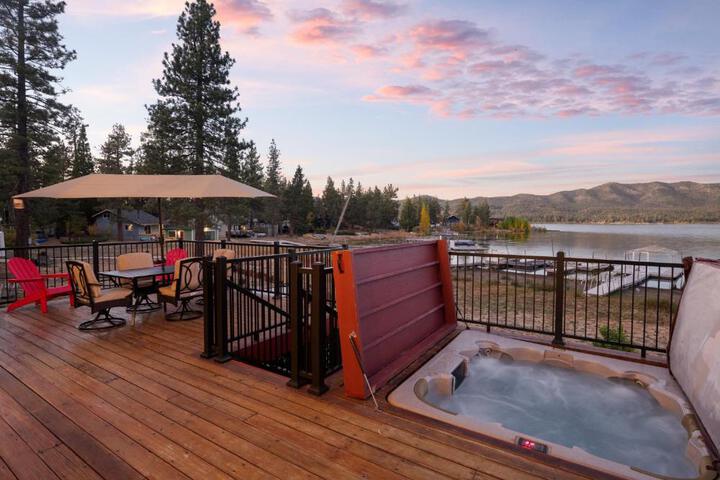 3 Cubs Lakefront - Stunning lakeside home with Hot Tub Foosball, and Lake View
