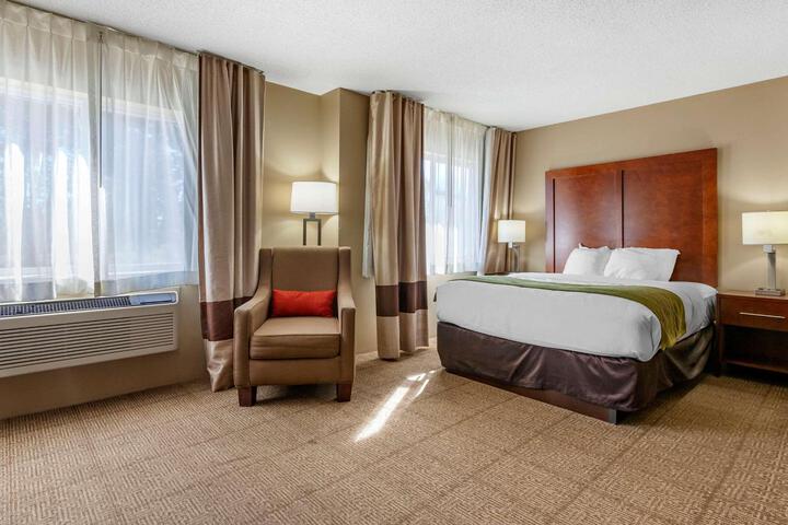 1 Queen Bed (6 of 7)