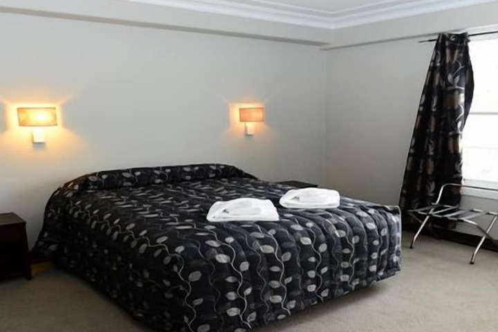 Room 6 of 18
