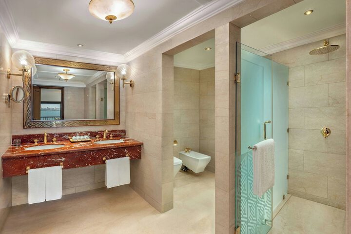 Room 53 of 220