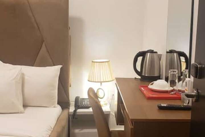 Room 8 of 27